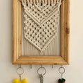 NØGLERÆK MED TRÆRAMME I MACRAMÉ